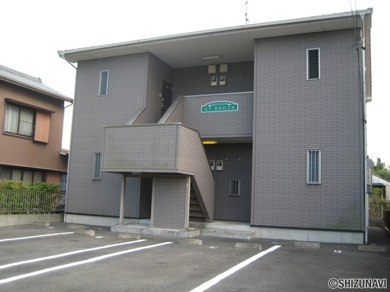 袋井市中 一棟売りアパート 駐車場は充実の全戸2台確保!