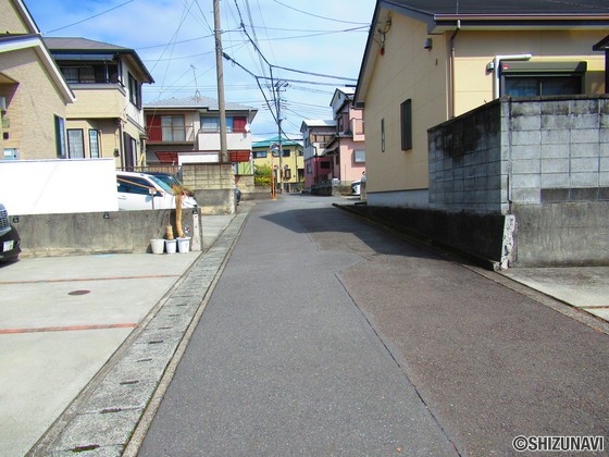 富士市伝法　平家住宅　駐車場は3台程度は駐車可能の画像
