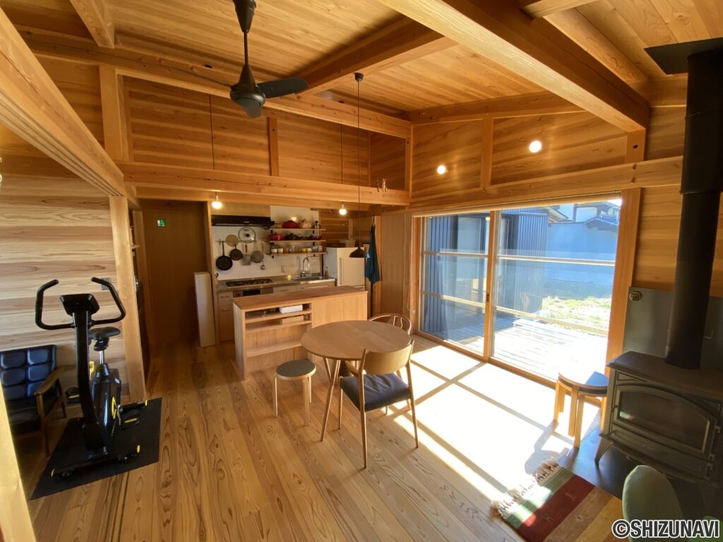 明るい日差しが入るリビング