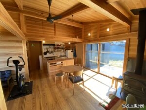 明るい日差しが入るリビング