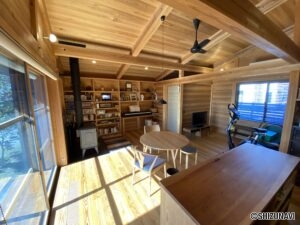 キッチン側から見た広間