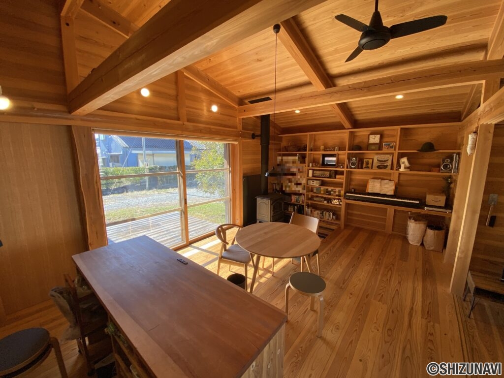 キッチン側から見たリビングです