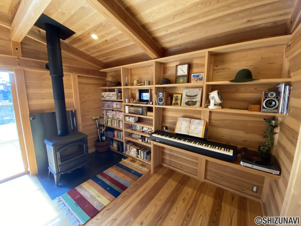 薪ストーブ・木製の棚