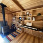 薪ストーブ・木製の棚