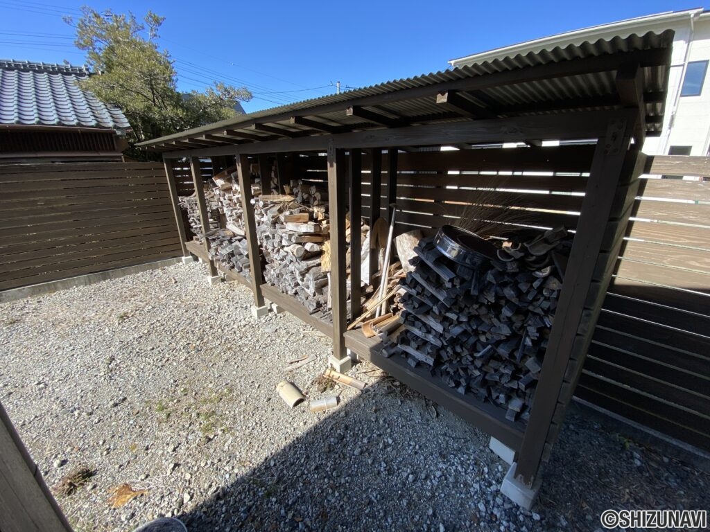 薪ストーブの薪置き場です