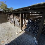 薪ストーブの薪置き場です