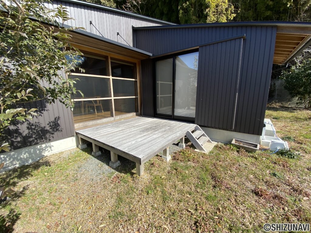 ウッドデッキがございます。