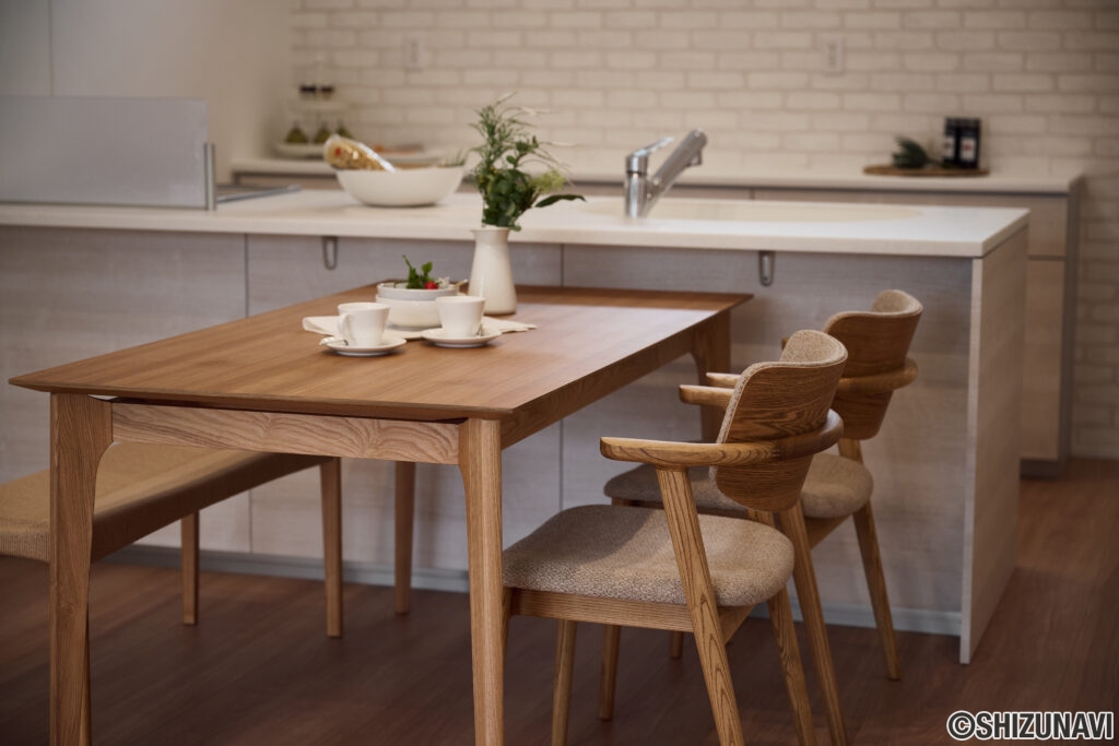 【C棟】木製のダイニングテーブルは、自然な風合いと温かみをもたらし、家族や友人との食事がより心地よくなります。耐久性も高く、長く愛用できる一方、自然素材の優れた組み合わせは、空間に自然な魅力を与えます。