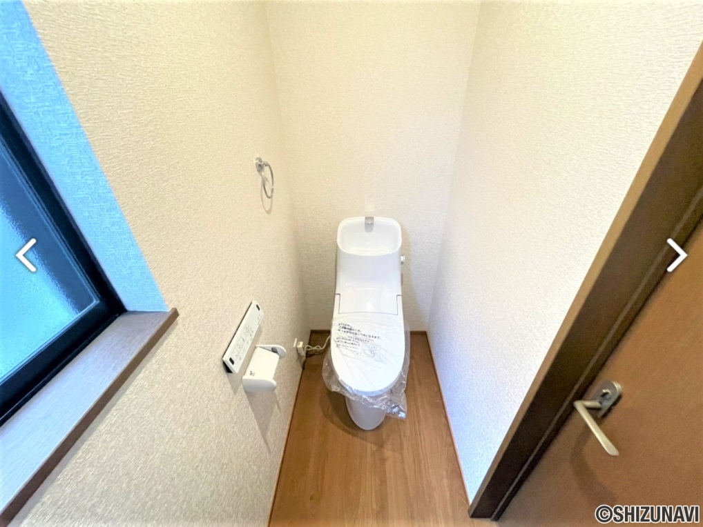 三園平トイレはLIXIL製の温水洗浄機能付きに新品交換します。