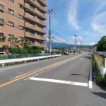 前面道路もゆったりとした幅員。