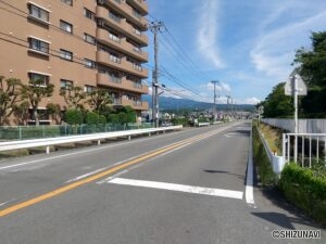 前面道路もゆったりとした幅員。