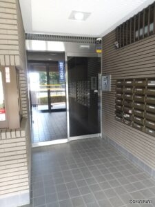 エントランスはオートロックです。