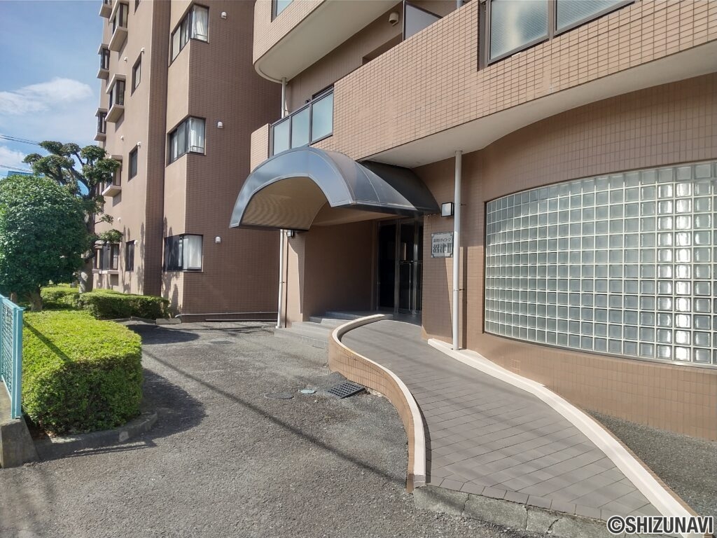 エントランスの様子。スロープ付きで便利です。