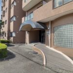 エントランスの様子。スロープ付きで便利です。