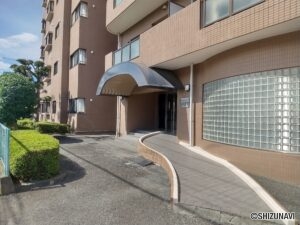 エントランスの様子。スロープ付きで便利です。