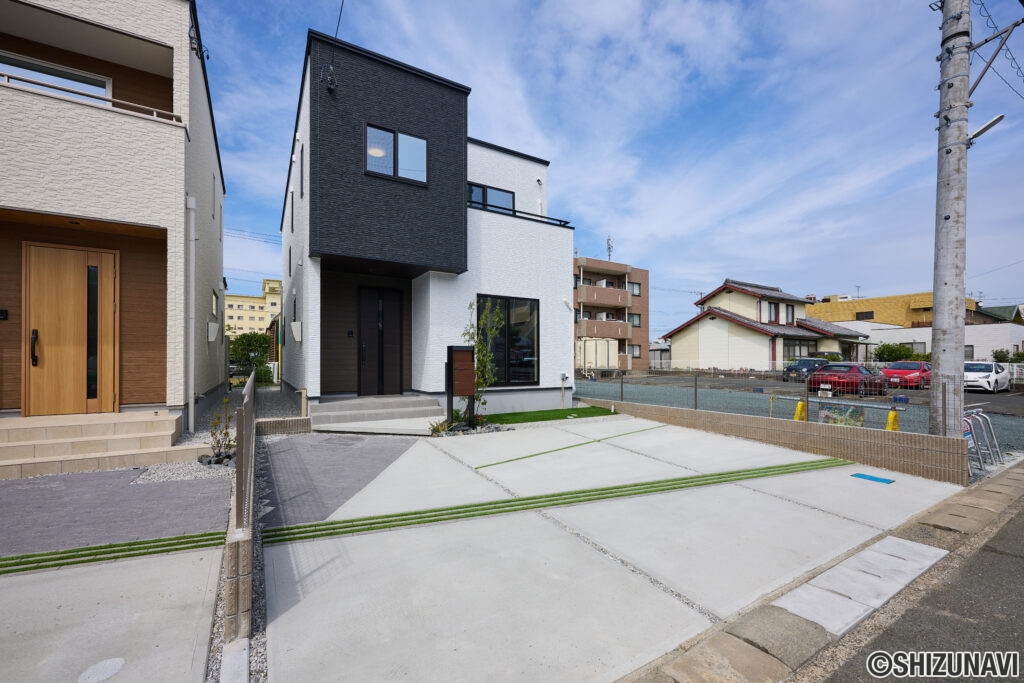 【B棟】ゆとりある敷地に建つ、洗練されたモダンデザインの住まい。広々とした外構スペースには、最大3台まで並列駐車可能な駐車場を設計。