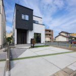 【B棟】ゆとりある敷地に建つ、洗練されたモダンデザインの住まい。広々とした外構スペースには、最大3台まで並列駐車可能な駐車場を設計。