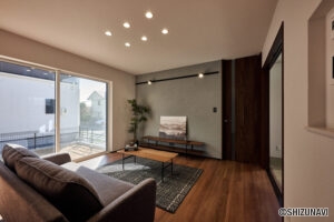 【A棟】ヴィンテージ家具やアクセントを取り入れたモダンなインテリアで、クラシックな雰囲気とモダンなデザインが融合。レトロな要素と洗練されたスタイルが調和し、独特の魅力を放つ空間が広がります。