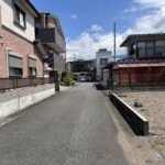 前面道路は約5ｍの幅員。敷地とフラットです。