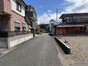 前面道路は約5ｍの幅員。敷地とフラットです。