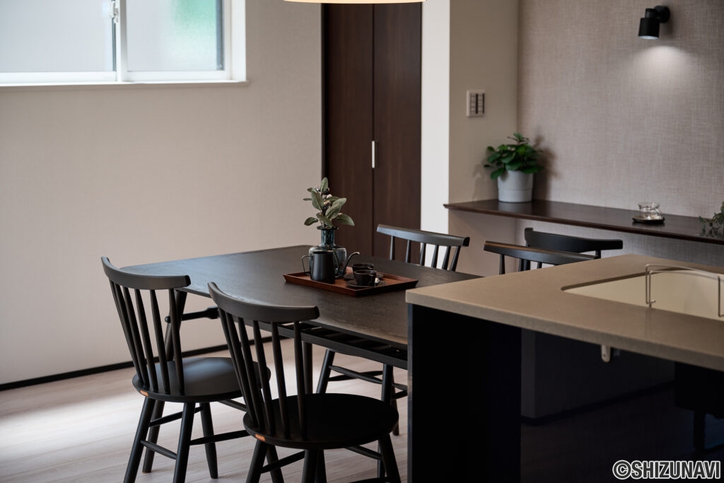 【A棟】シンプルなデザインでありながら、黒の色合いがスタイリッシュさを演出。明るい照明で料理の準備や食事の時間がより楽しく、洗練された空間を作り出す一つの要素となっております。