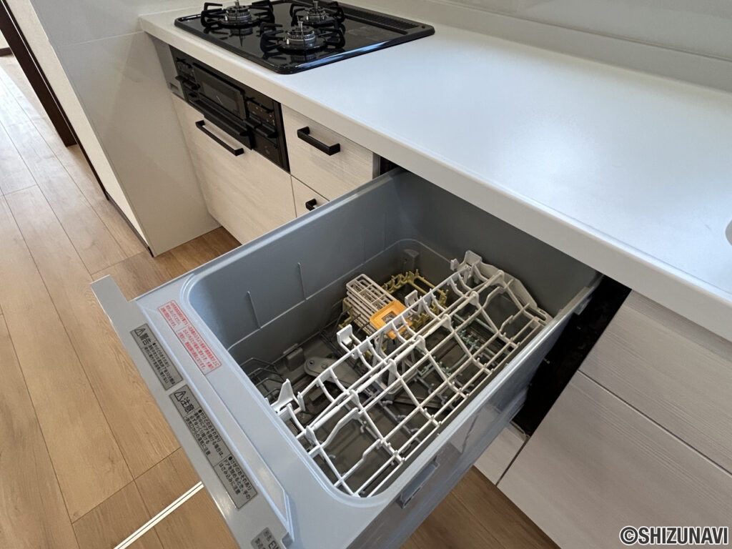 万野原　新品に交換したキッチンには、ビルトイン式の食洗機が内蔵されています。