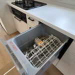万野原　新品に交換したキッチンには、ビルトイン式の食洗機が内蔵されています。