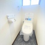 富士見ヶ丘　トイレはLIXIL製の温水洗浄機能付きに新品交換しました。キズや汚れが付きにくい加工が施してあるのでお手入れが簡単です。直接肌に触れるトイレは新品が嬉しいですよね。