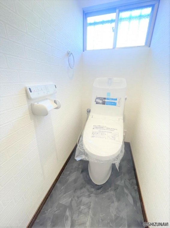 富士見ヶ丘　トイレはLIXIL製の温水洗浄機能付きに新品交換しました。キズや汚れが付きにくい加工が施してあるのでお手入れが簡単です。直接肌に触れるトイレは新品が嬉しいですよね。