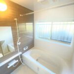 富士見ヶ丘　浴室はハウステック製の新品のユニットバスに交換しました。足を伸ばせる1坪サイズの広々とした浴槽で、1日の疲れをゆっくり癒すことができますよ。