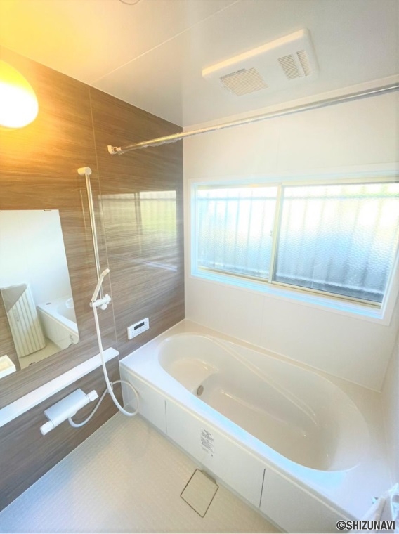 富士見ヶ丘　浴室はハウステック製の新品のユニットバスに交換しました。足を伸ばせる1坪サイズの広々とした浴槽で、1日の疲れをゆっくり癒すことができますよ。
