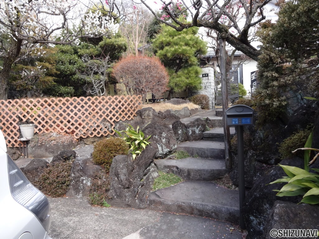 宇東川西町　戸建て　玄関アプローチ
