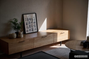 【A棟】シンプルモダンにアースカラーの家具や正目を取り入れることで、馴染み深く、どこか安心感のある和のテイストを表現。