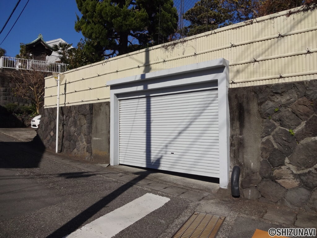 宇東川西町　戸建て　車庫