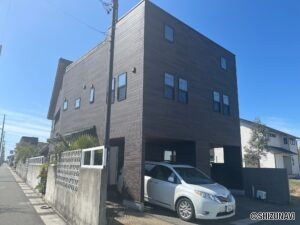 浜松市小沢渡町　高級感溢れる中古住宅　駐車スペース３台の物件画像