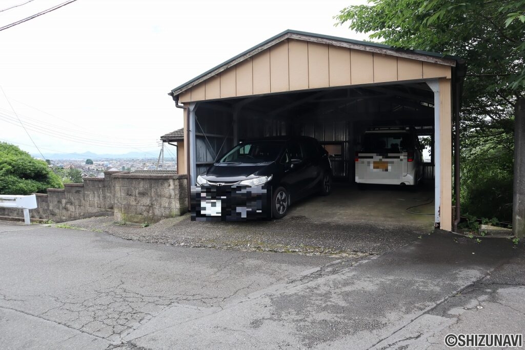 富士市比奈　中古住宅　駐車場はカーポート付き　2台駐車可能の画像
