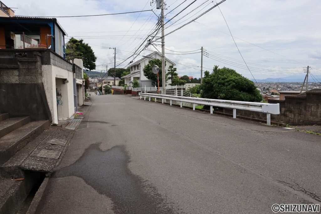 富士市比奈　中古住宅　駐車場はカーポート付き　2台駐車可能の画像