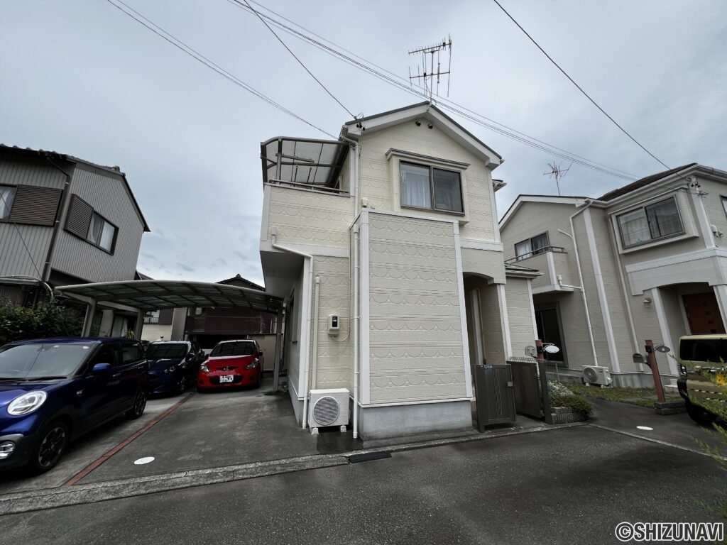 静岡市清水区折戸二丁目　中古住宅　カーポート付き駐車場　4台駐車可能の画像