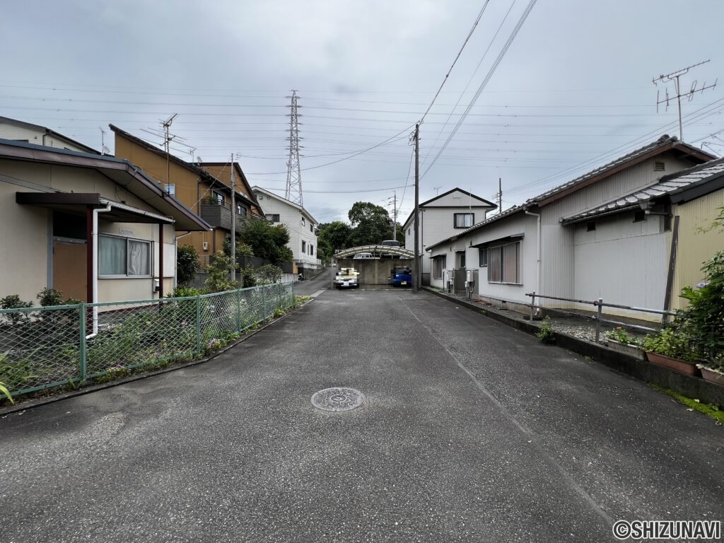 静岡市清水区折戸二丁目　中古住宅　カーポート付き駐車場　4台駐車可能の画像