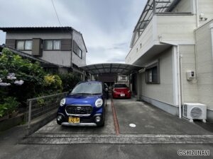静岡市清水区折戸二丁目　中古住宅　カーポート付き駐車場　4台駐車可能の画像