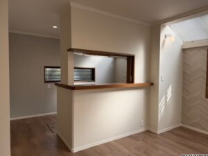 天窓から陽が差し込み明るいキッチンです（ブラインド新品）