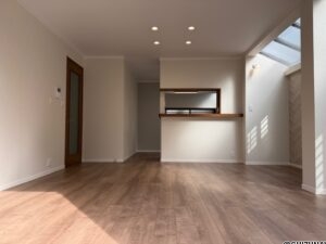 広々とした明るいリビング。フローリング張り替え済み