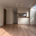 天窓から陽が差し込み明るいキッチンです