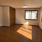 2階の洋室（約13.2帖）はドアが2つあり、将来は仕切って2部屋として使えます。
