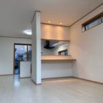 カウンターテーブルのあるリビング