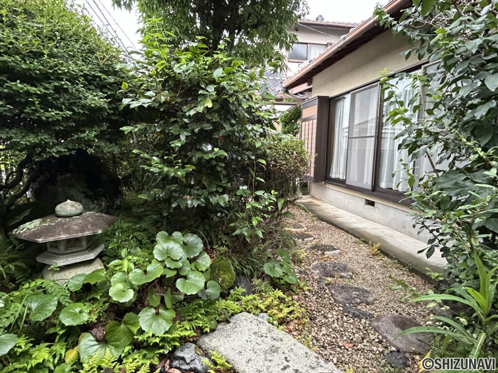 島田市東町　玄関アプローチ