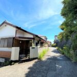 【前面道路】幅員4mの前面道路です。大通りから1本入っているため車の通行も少なく、静かにお過ごしいただけます。