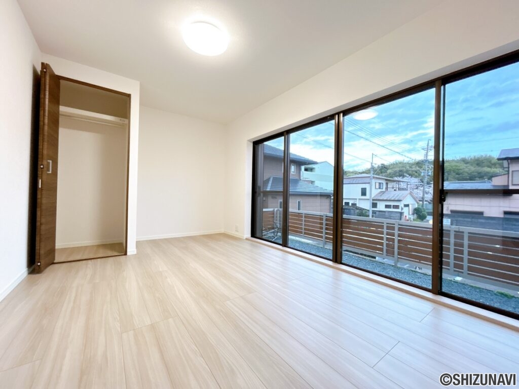 【リフォーム済/南側洋室】フローリング上張りとクロス張替、建具新品交換を行いました。
