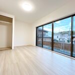 【リフォーム済/南側洋室】フローリング上張りとクロス張替、建具新品交換を行いました。