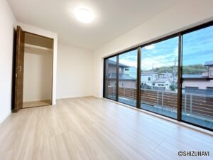 【リフォーム済/南側洋室】フローリング上張りとクロス張替、建具新品交換を行いました。